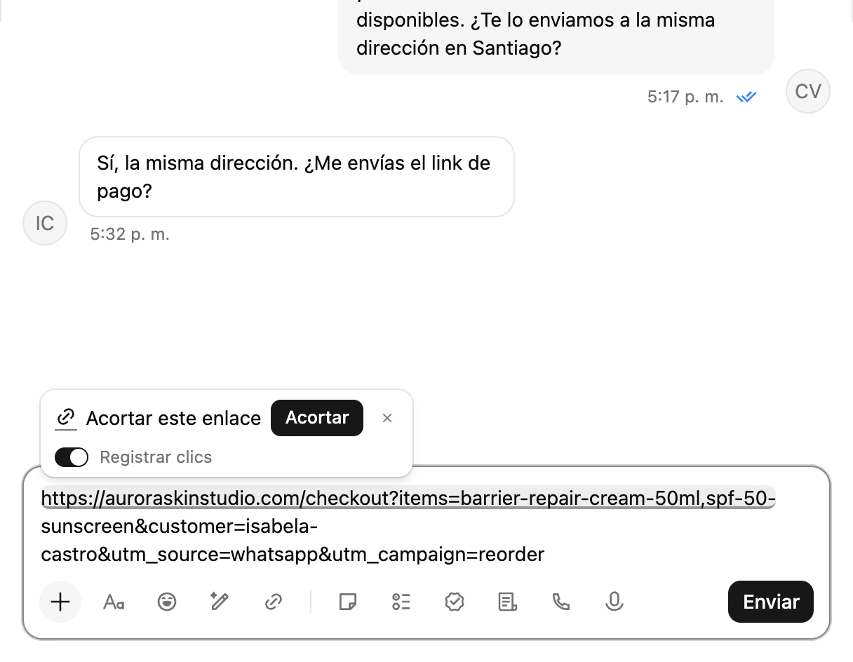 La píldora Acortar encima de una URL larga en el compositor de la bandeja, con Registrar clics