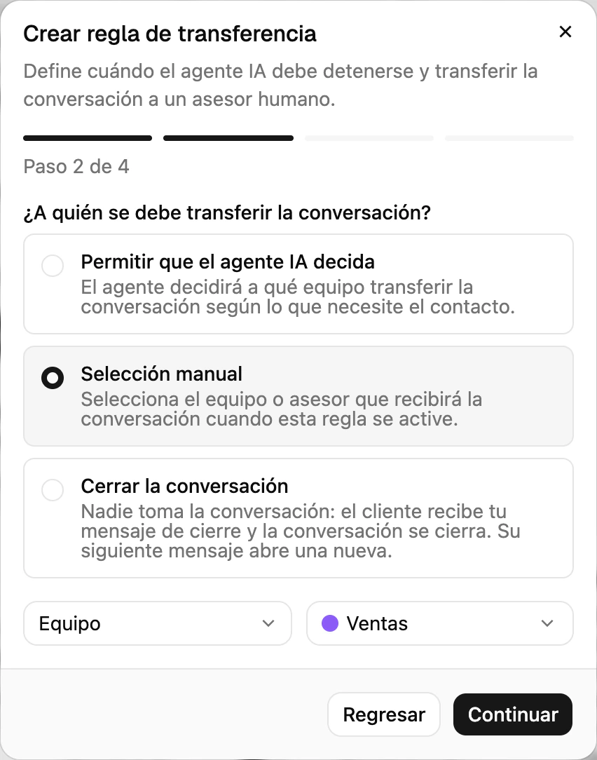 El paso 2 de una regla de transferencia nueva: elegir quién recibe la conversación, un equipo, un compañero o Cerrar la conversación