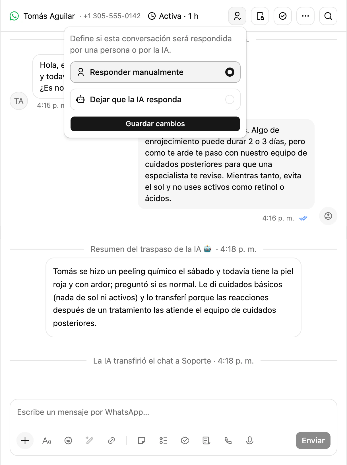 Una conversación transferida en la Bandeja con la tarjeta Resumen del traspaso de la IA y el botón Dejar que la IA responda