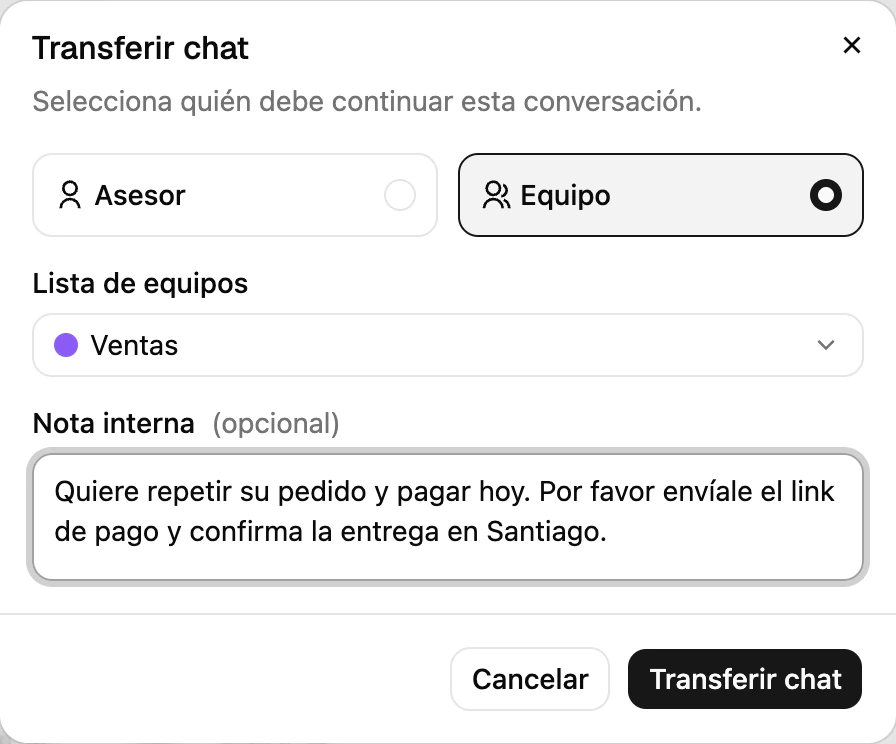 El diálogo Transferir chat en la Bandeja de entrada de Ciarem: elige un asesor o un equipo y agrega una nota interna