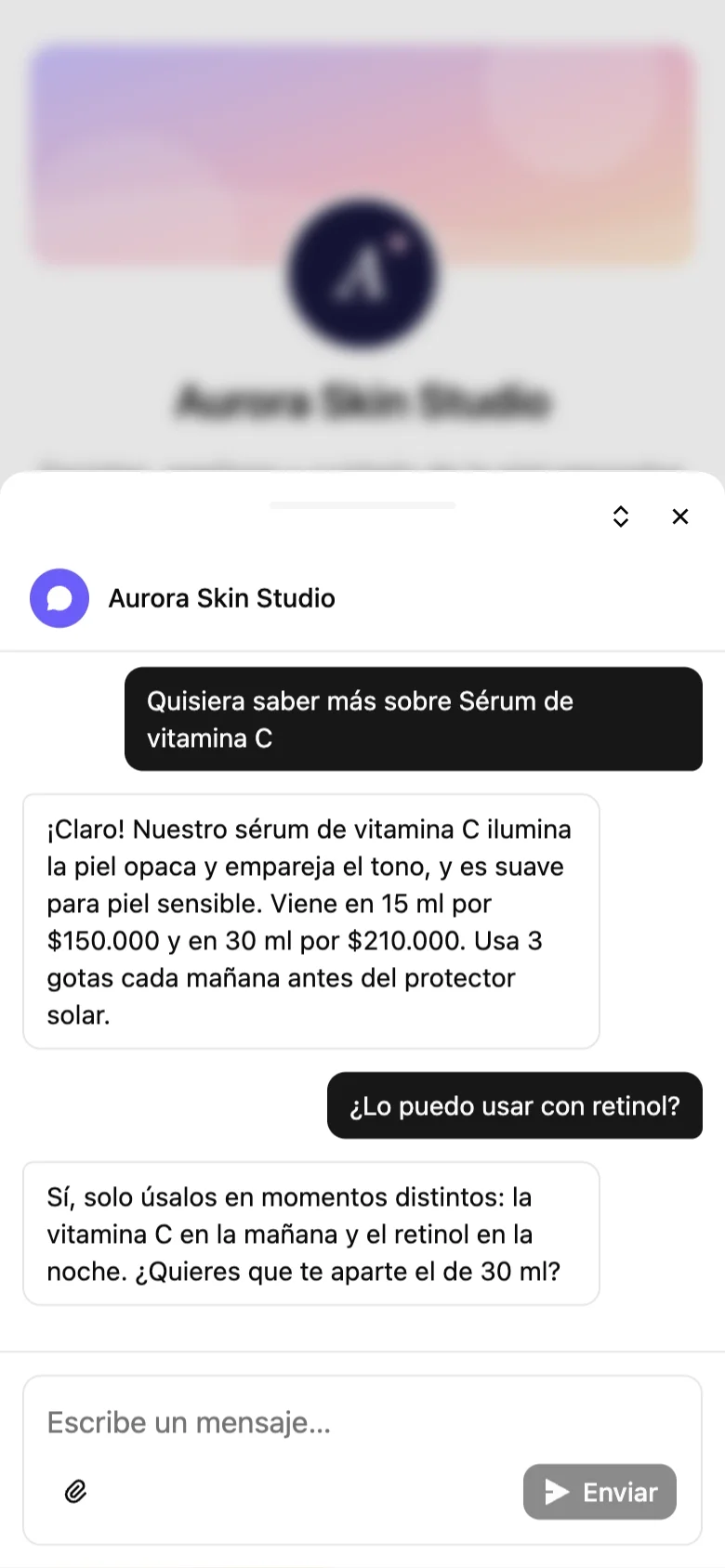 El chat de CLink abierto en un celular, con el agente de IA respondiendo las preguntas de una visitante sobre un sérum de vitamina C