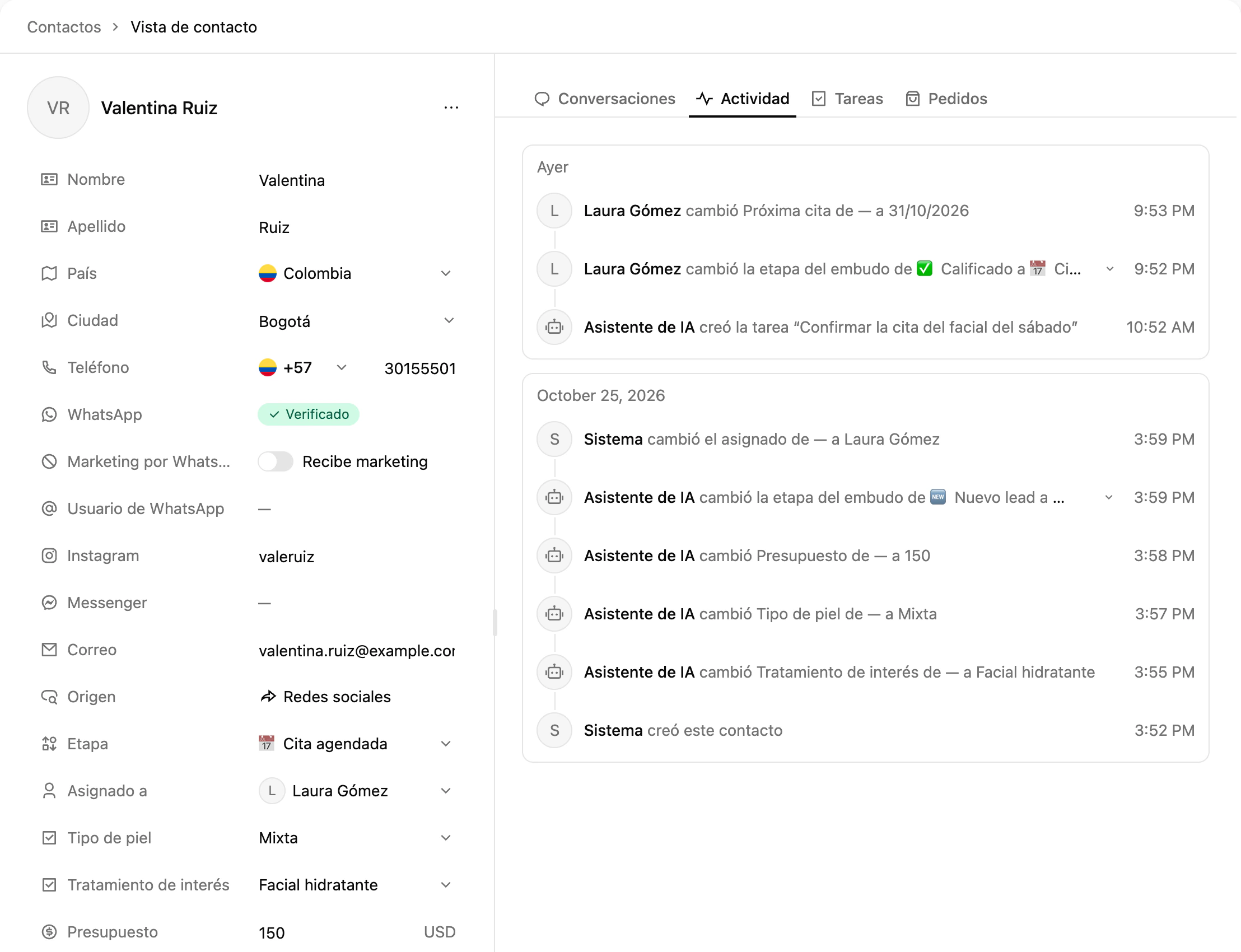 La ficha de un contacto con sus identidades por canal, origen, etapa, responsable, propiedades personalizadas y la pestaña Actividad