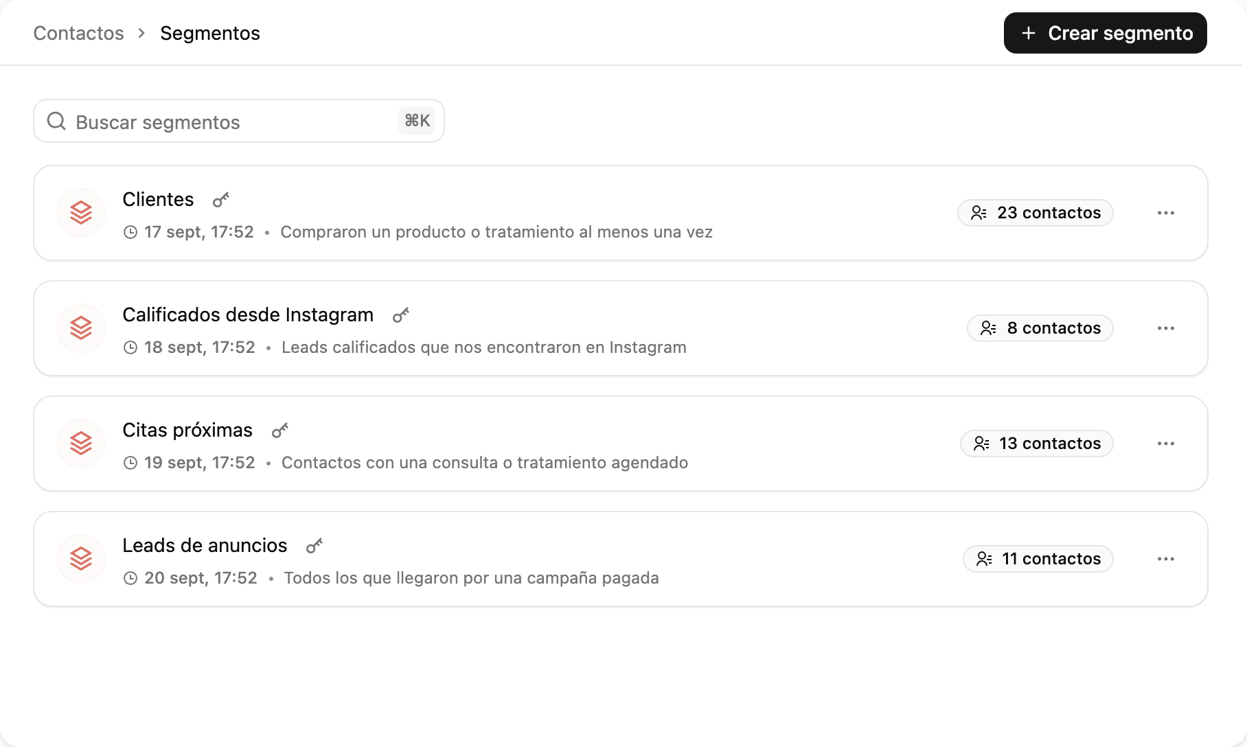 La página de Segmentos: cada segmento como tarjeta con su descripción y el conteo de contactos en vivo