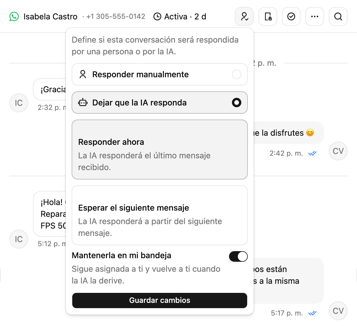 El menú del responsable de la conversación en la Bandeja de entrada de Ciarem, con Dejar que la IA responda seleccionado y Mantenerla en mi bandeja activado