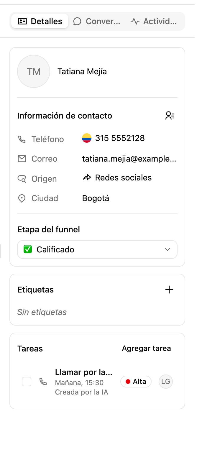 La tarjeta de tareas en el panel de detalles de una conversación en la Bandeja de entrada de Ciarem, con una tarea abierta del contacto