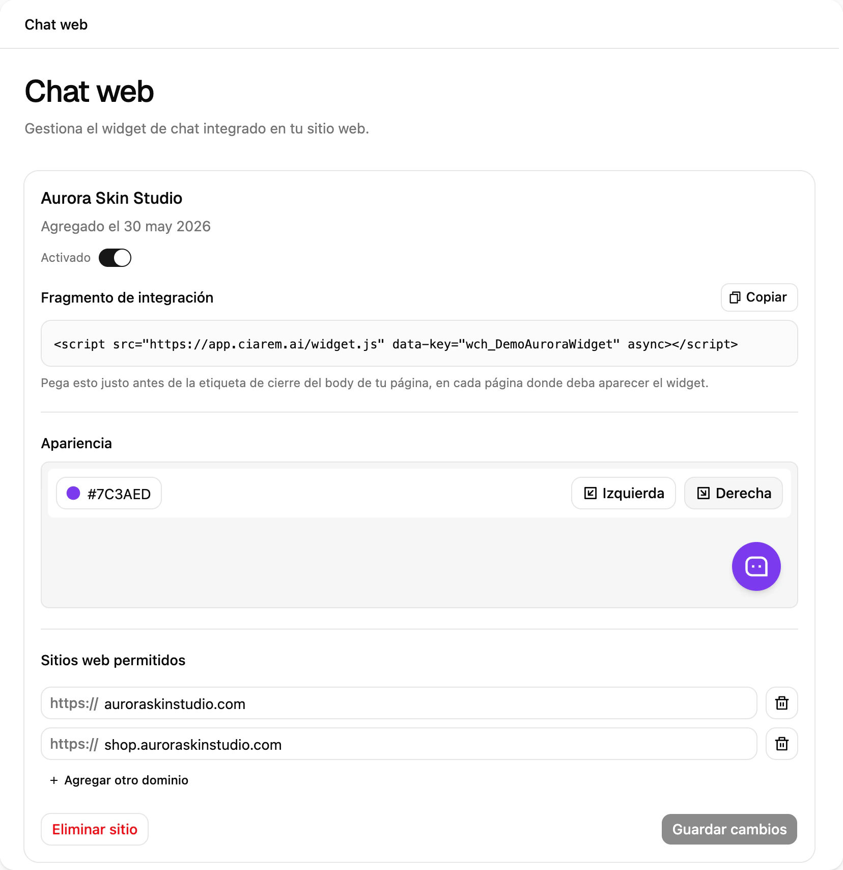 La configuración del Chat del sitio web en Ciarem: el fragmento de inserción con su botón Copiar, la posición y el color de la burbuja y los sitios permitidos