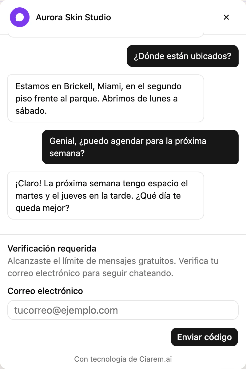 La burbuja de chat del sitio web pidiéndole al visitante que se verifique por correo o WhatsApp para seguir conversando