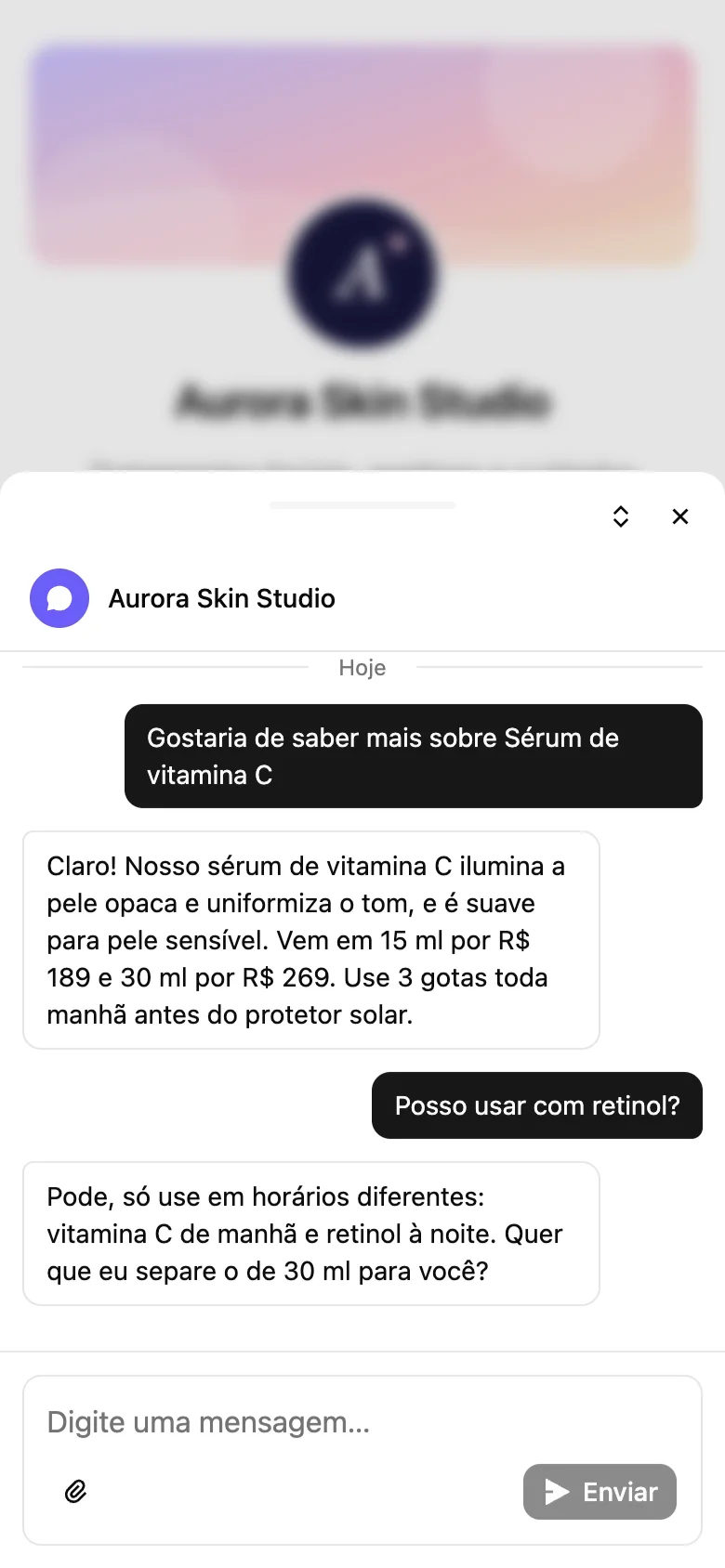 O chat do CLink aberto no celular, com o agente de IA respondendo às perguntas de uma visitante sobre um sérum de vitamina C