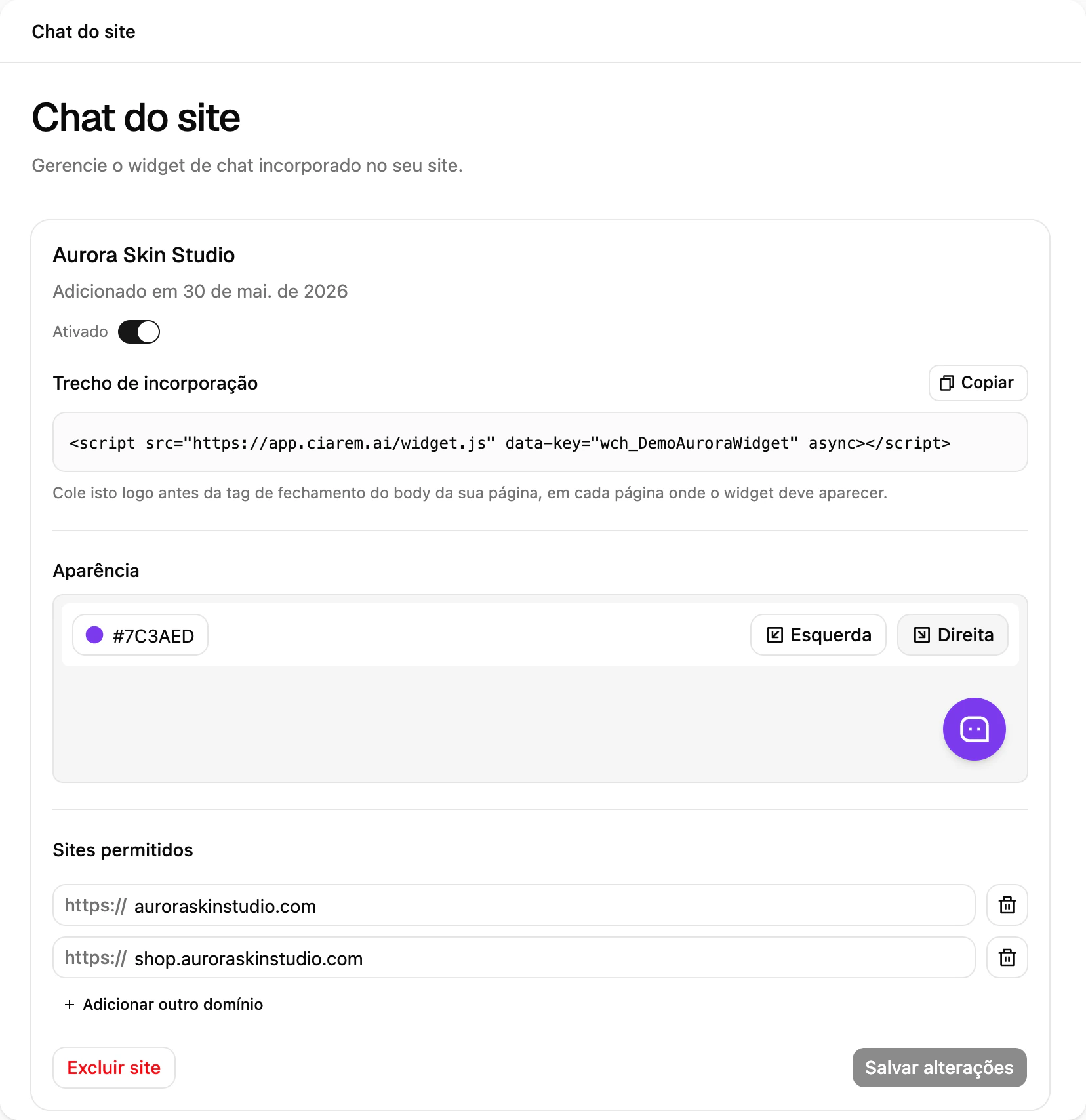 As configurações do Chat do site na Ciarem: o trecho de incorporação com o botão Copiar, a posição e a cor da bolha e os sites permitidos